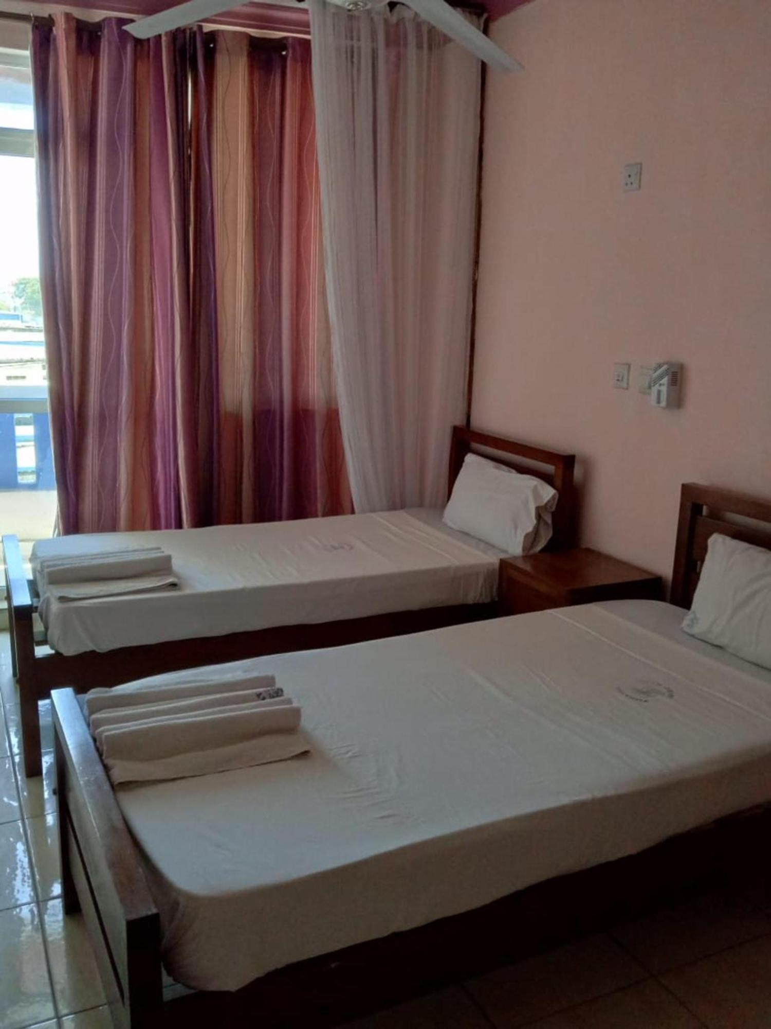 Checkpoint Inn Hotel, Mombassa Buitenkant foto