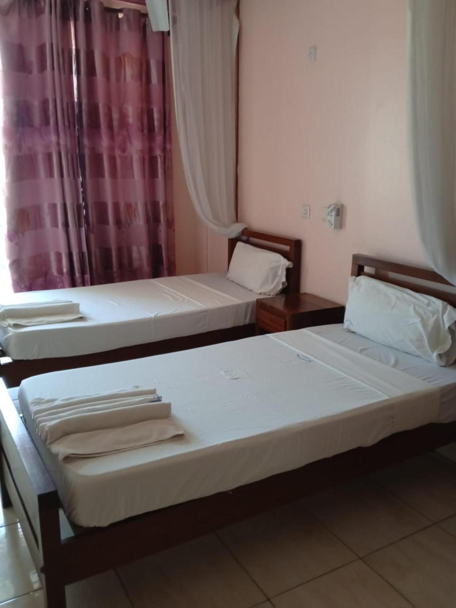 Checkpoint Inn Hotel, Mombassa Buitenkant foto