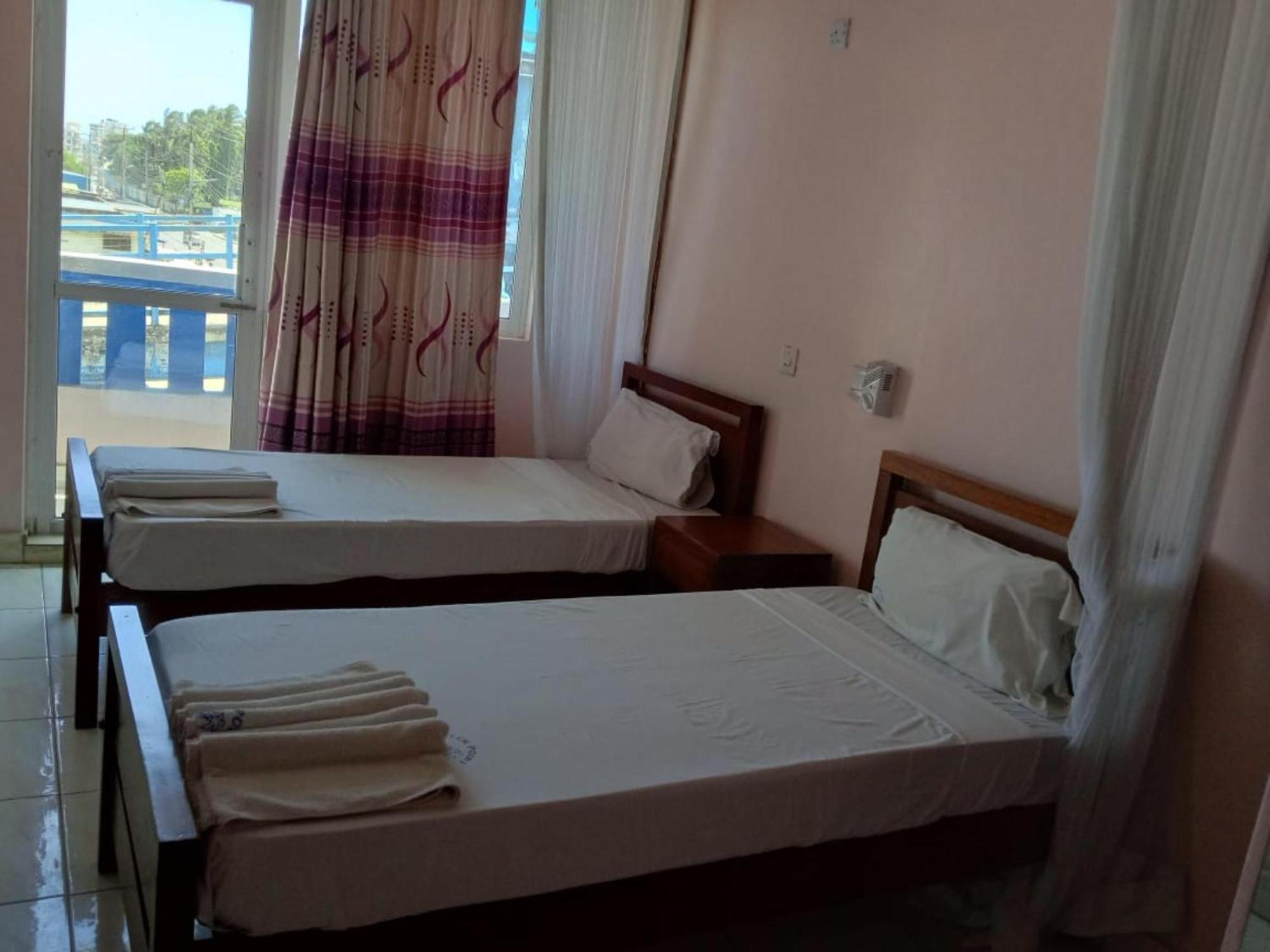 Checkpoint Inn Hotel, Mombassa Buitenkant foto