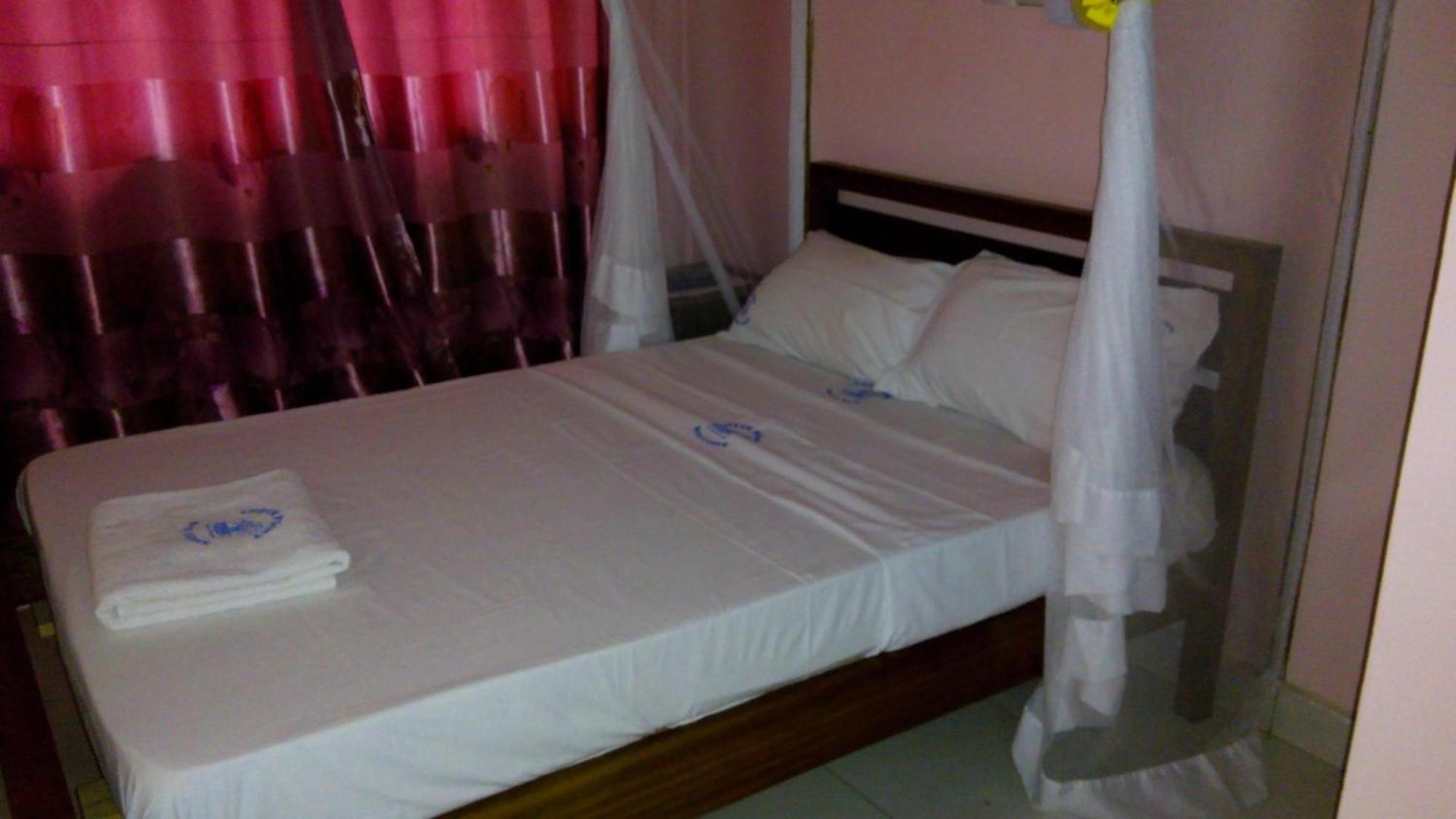 Checkpoint Inn Hotel, Mombassa Buitenkant foto