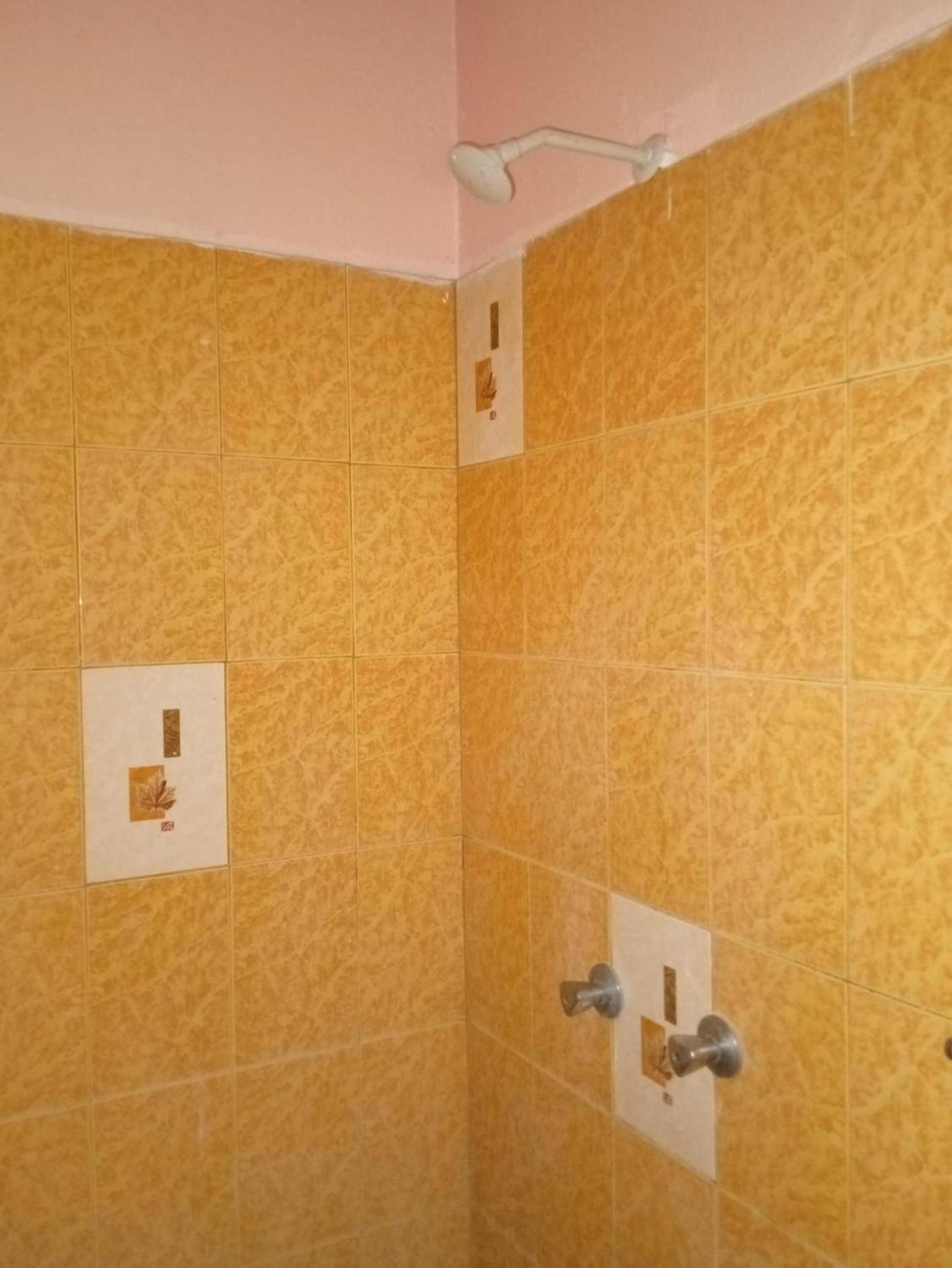 Checkpoint Inn Hotel, Mombassa Buitenkant foto