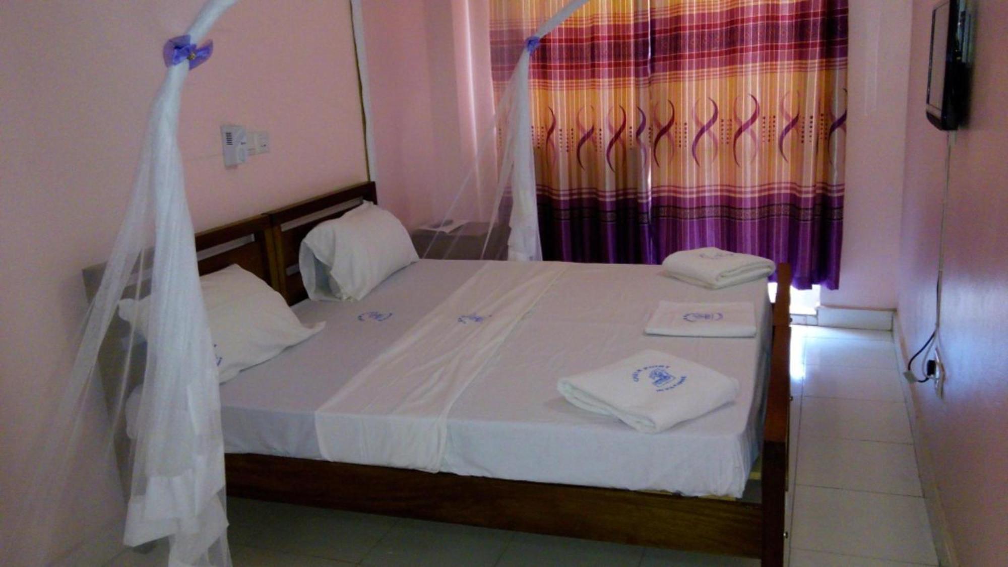 Checkpoint Inn Hotel, Mombassa Buitenkant foto