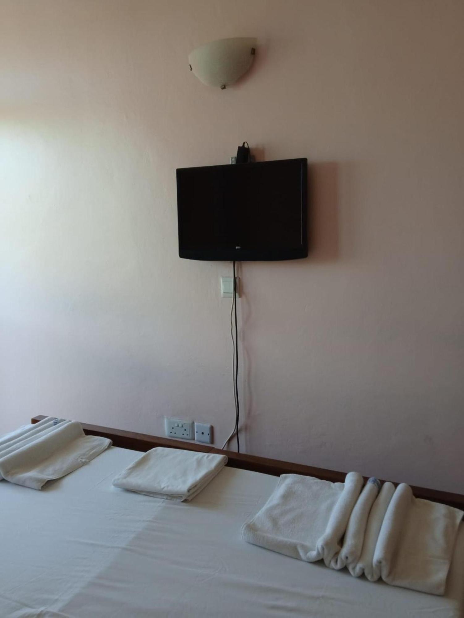Checkpoint Inn Hotel, Mombassa Buitenkant foto