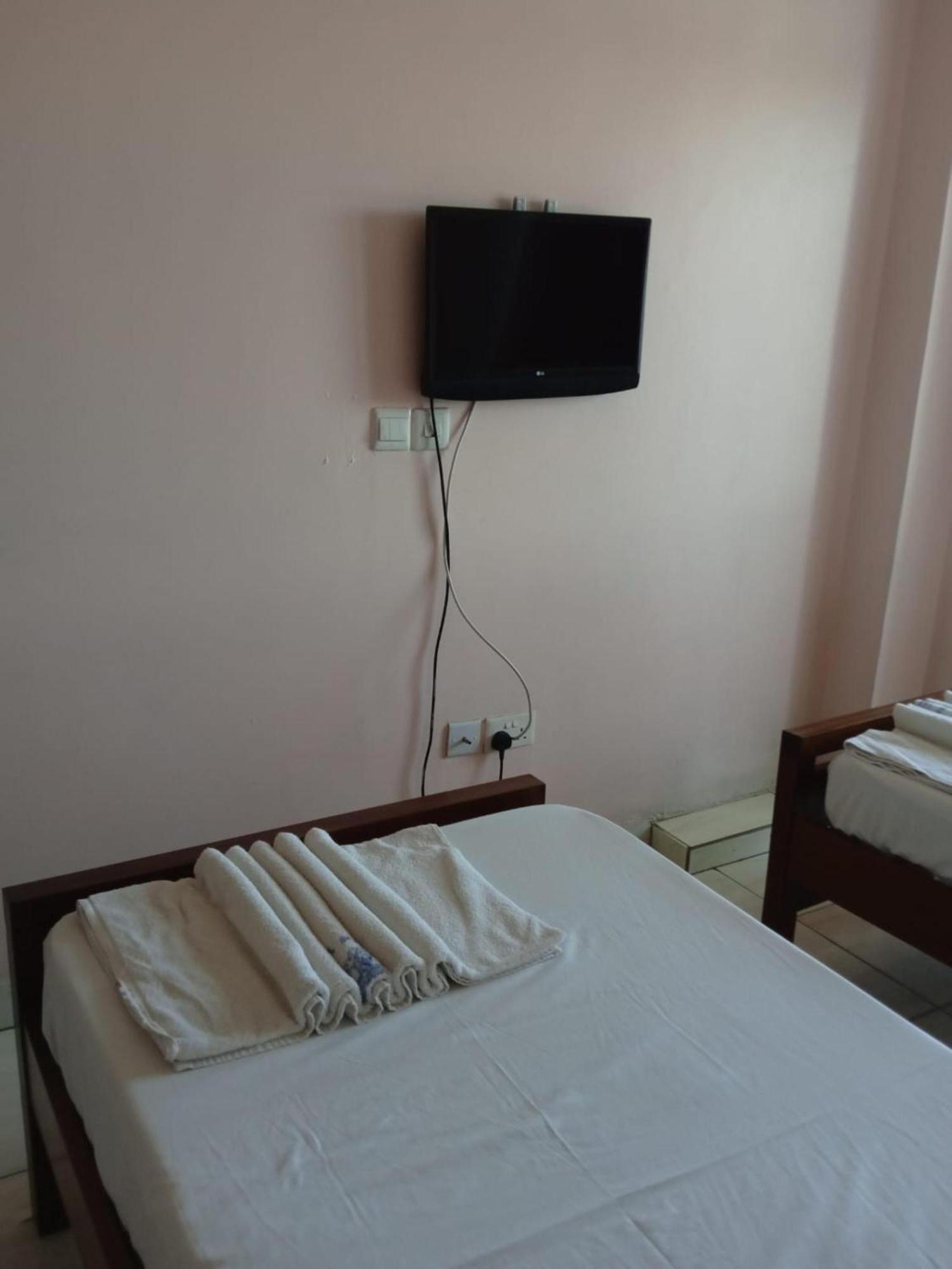 Checkpoint Inn Hotel, Mombassa Buitenkant foto