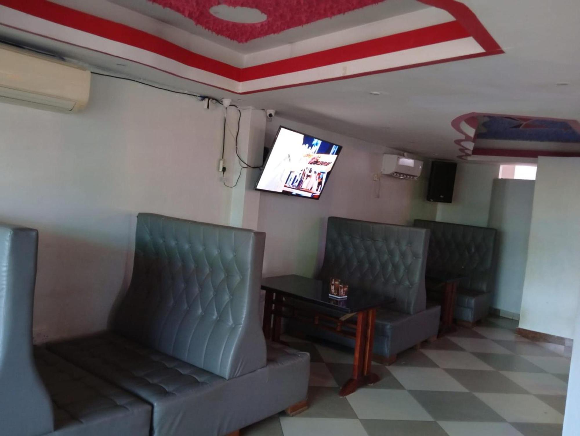 Checkpoint Inn Hotel, Mombassa Buitenkant foto