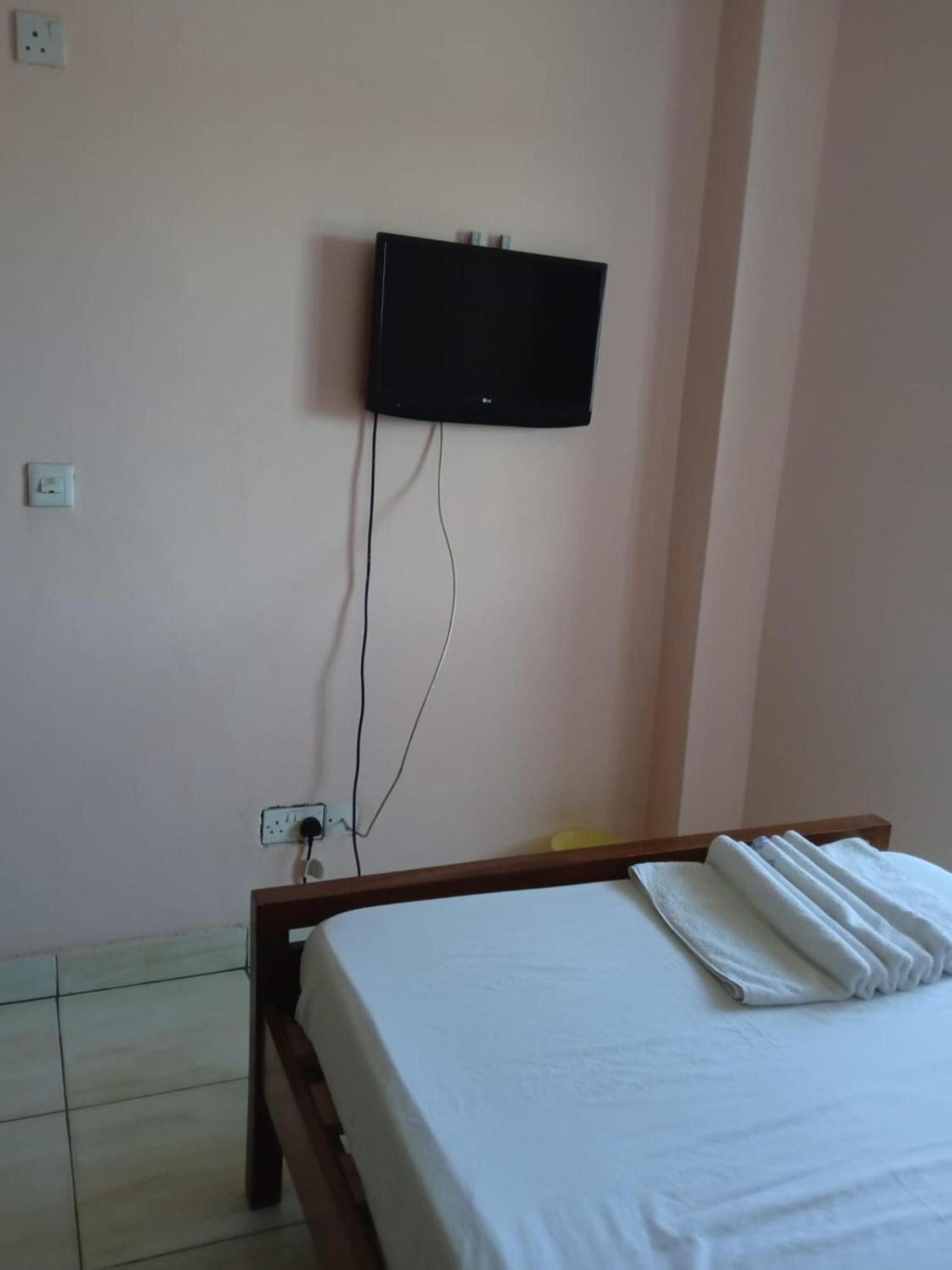 Checkpoint Inn Hotel, Mombassa Buitenkant foto