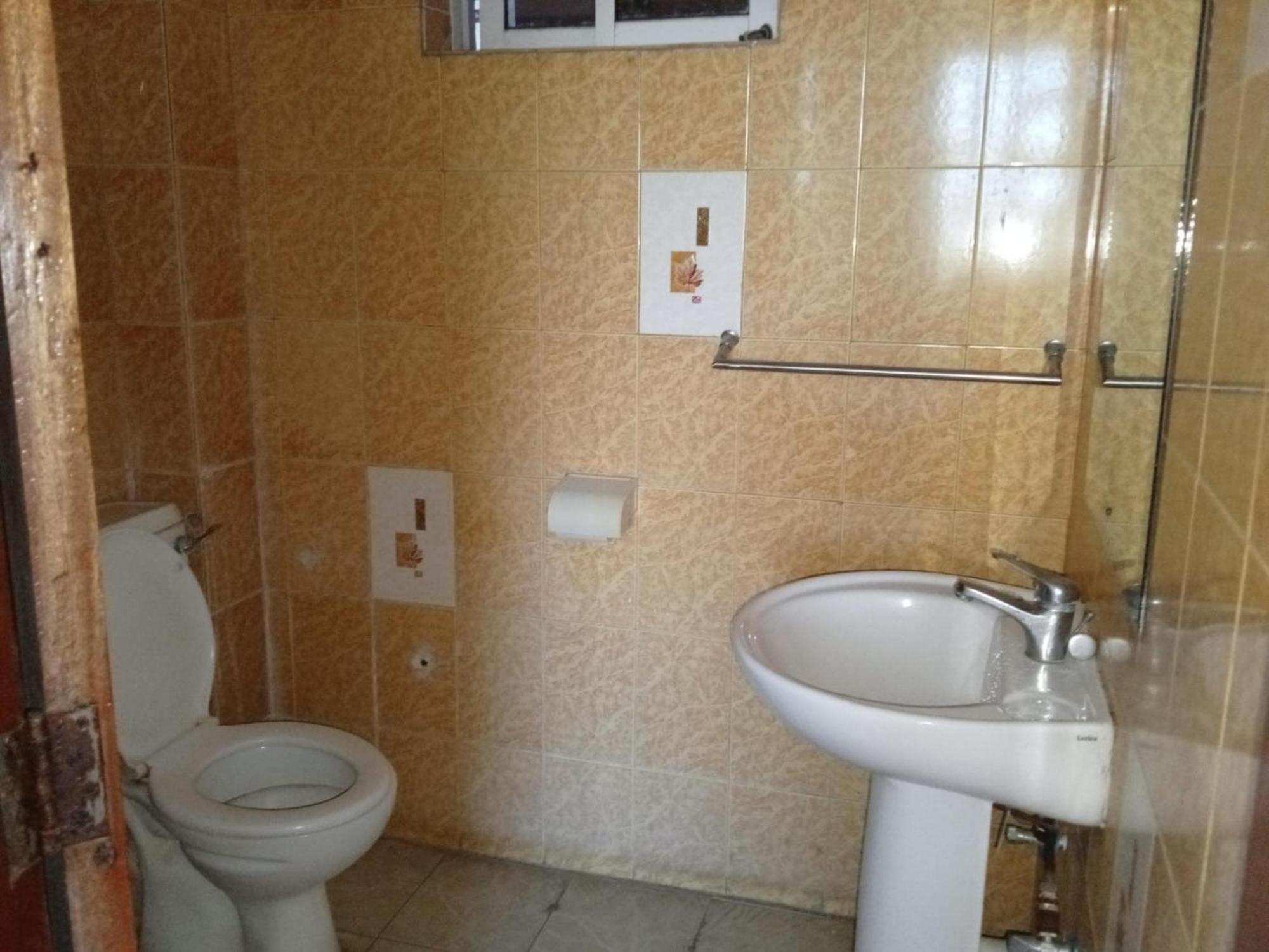 Checkpoint Inn Hotel, Mombassa Buitenkant foto
