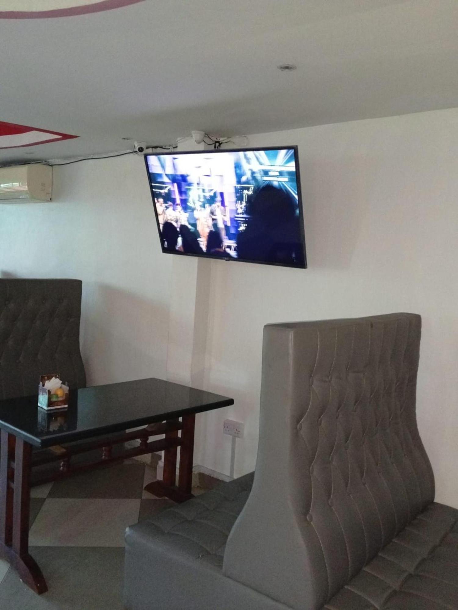 Checkpoint Inn Hotel, Mombassa Buitenkant foto