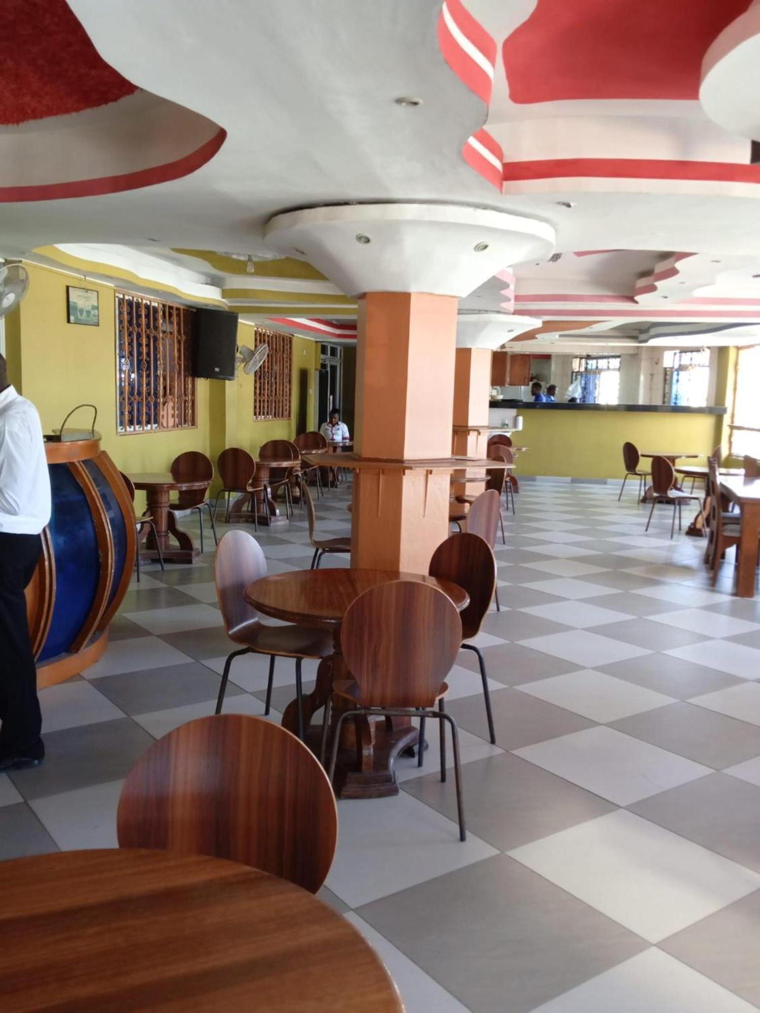 Checkpoint Inn Hotel, Mombassa Buitenkant foto