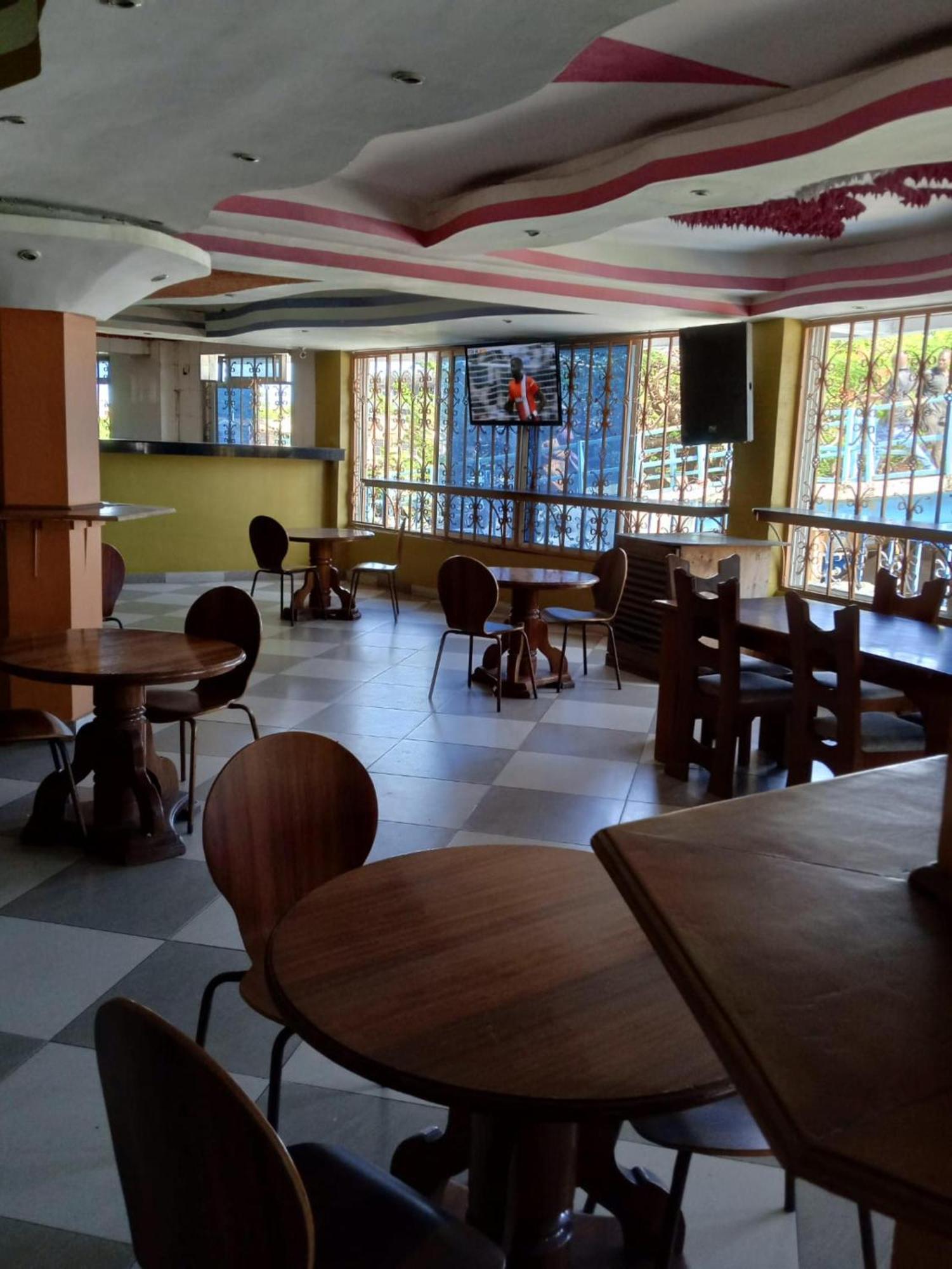Checkpoint Inn Hotel, Mombassa Buitenkant foto