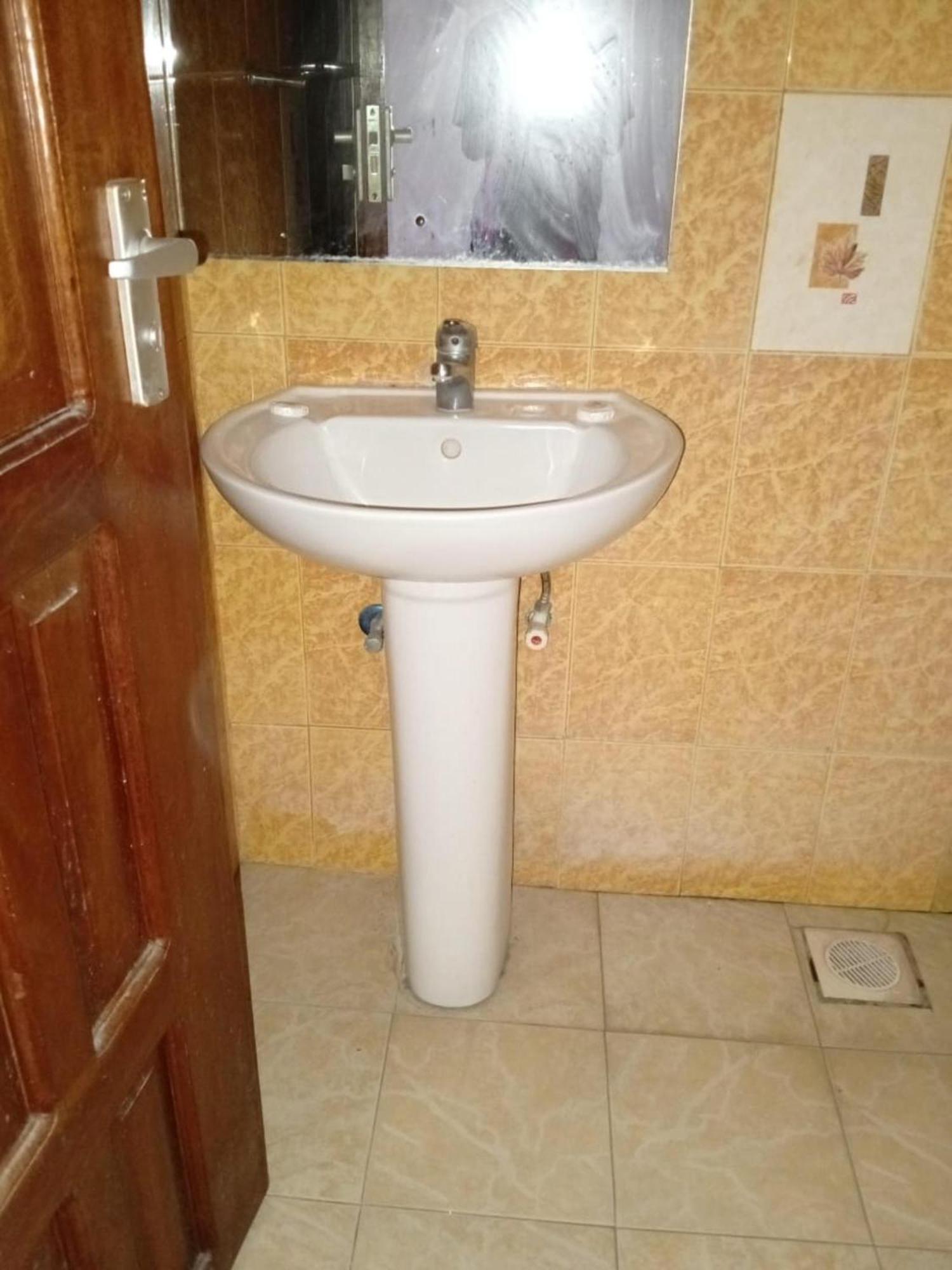 Checkpoint Inn Hotel, Mombassa Buitenkant foto